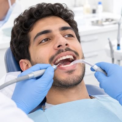 تنظيف جير الأسنان في عيادة بروفيسورز بالشيخ زايد